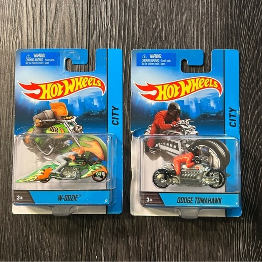 Hot Wheels City Motorcycles Set of 2 W-OOZIE Dodge Tomahawk